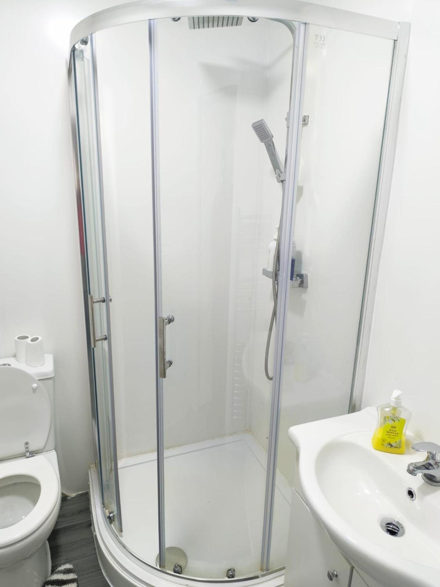 Lovely Bedroom With Shared Kitchen & Bathroom Free Parking Walsall Exterior foto